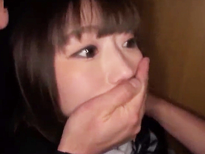 バンドやってる童顔JKが後をつけられてレ●プされパイパンマンコに中出しされる