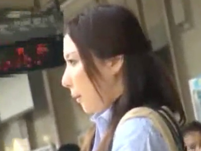 「やめてくださぃッ」爆乳OLが電車内で集団痴漢に遭い悶絶！