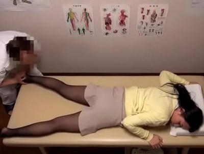 「ぁ…（いや見えちゃう///）」ハゲてる凄テクマッサ師に死ぬほど逝かされちゃう爆乳OL