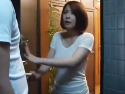旦那が寝た後に若い男を部屋に連れ込み不倫ハメに夢中になる淫乱妻