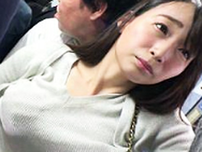 ぎゅうぎゅう詰めのバス内で密着したリーマンに欲情した美女が我慢出来ずに痴女行為ｗｗｗｗｗ