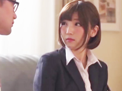 美人すぎる嫁の友達をソファに押し倒して欲望のまま腰を振り孕ませピストンレ●プ
